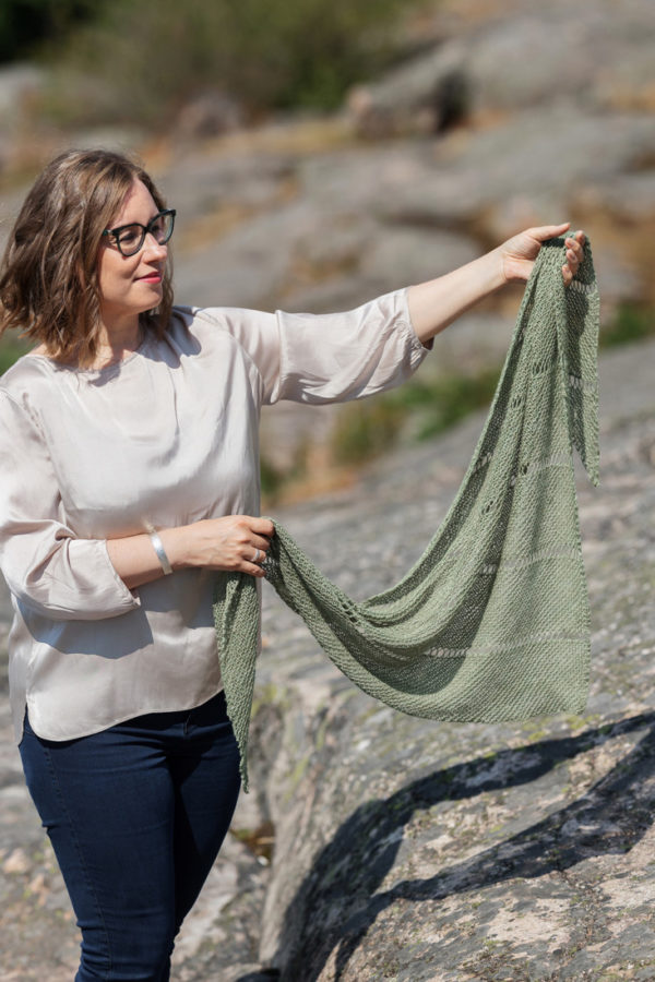 Desert Rain – One skein shawl knitting pattern with garter stitch and eyelets