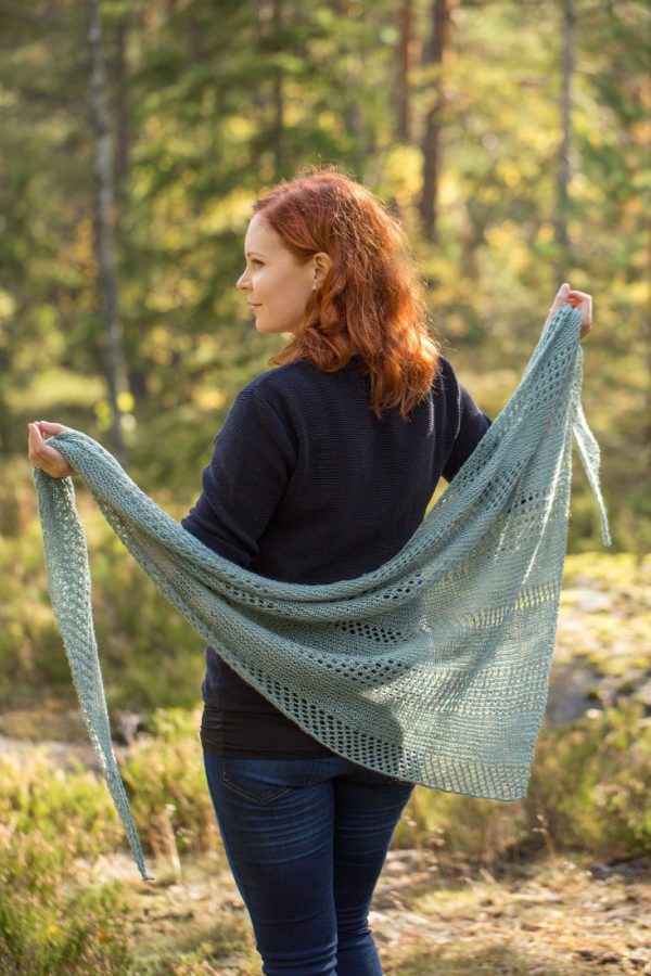 Birch Bark – Large triangle shawl knitting pattern with garter stitch and easy lace