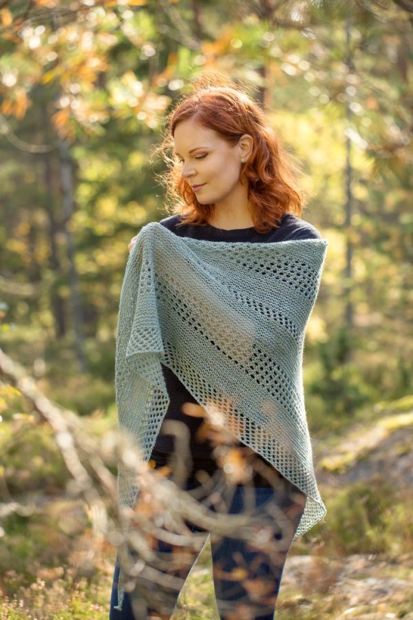 Birch Bark – Large triangle shawl knitting pattern with garter stitch and easy lace