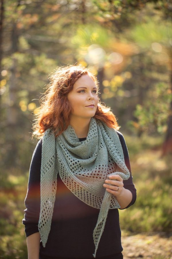 Birch Bark – Large triangle shawl knitting pattern with garter stitch and easy lace