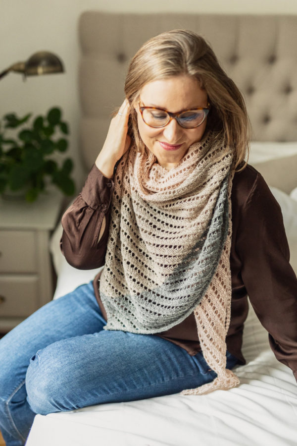 Underwater – Simple triangle lace shawl for beginners