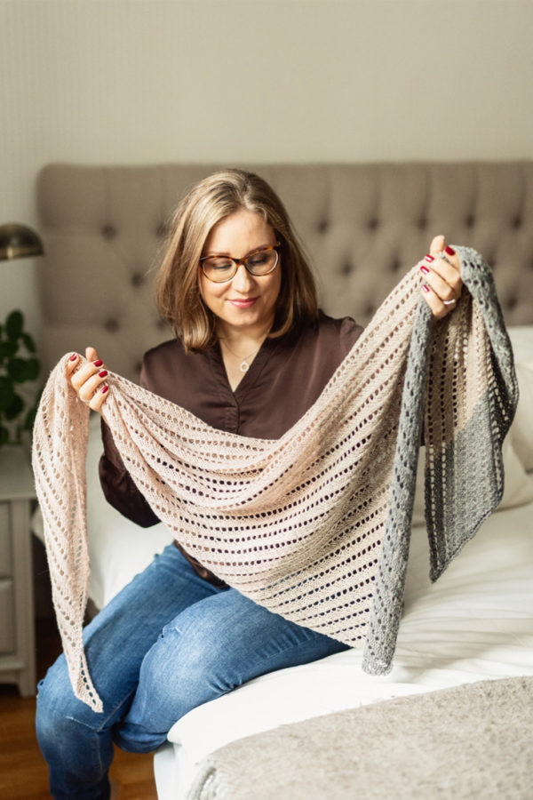 Underwater – Simple triangle lace shawl for beginners