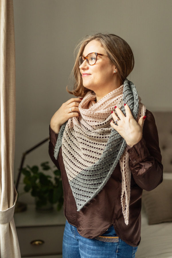 Underwater – Simple triangle lace shawl for beginners