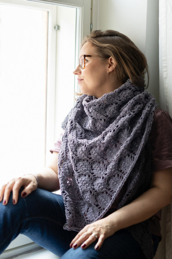 Lumo – Big and cozy triangle shawl knitting pattern for worsted weight yarn.