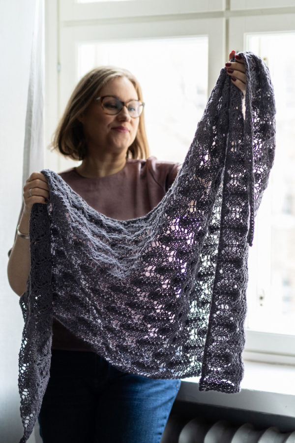 Lumo – Big and cozy triangle shawl knitting pattern for worsted weight yarn.