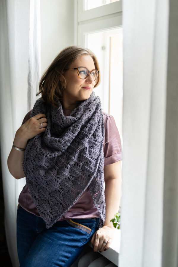 Lumo – Big and cozy triangle shawl knitting pattern for worsted weight yarn.